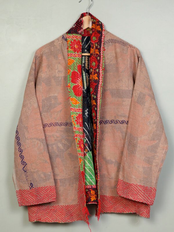 Vestes 43 La veste kantha Jaïa N°12 de Kahani Paris est une pièce fluide et réversible en textile vintage, conçue à Paris.