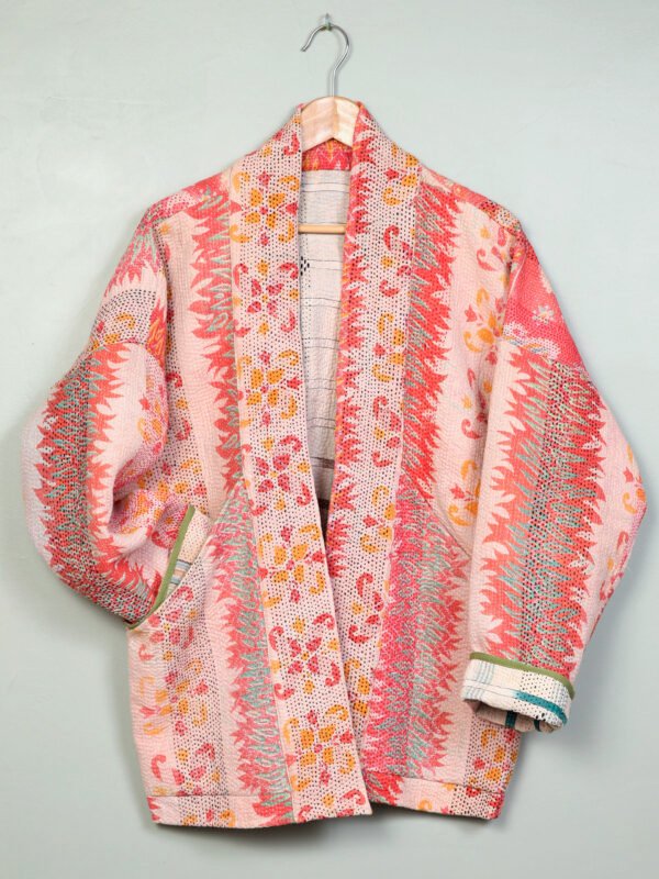 Vestes 63 La veste kantha Tara N°05 de Kahani Paris est une pièce kimono graphique en textile vintage, conçue à Paris.