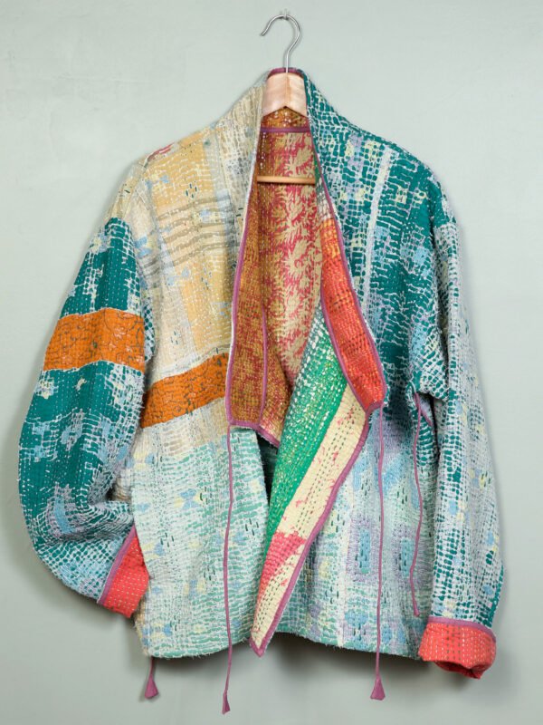 Vestes 30 La veste kantha Asha N°23 de Kahani Paris est une pièce artisanale unique en textile vintage, à la coupe ample et conçue à Paris.