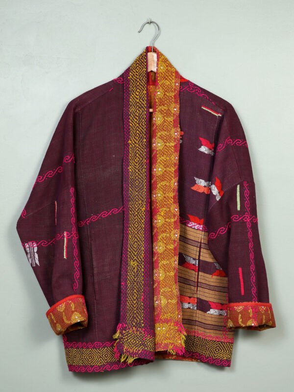 Vestes 57 La veste kantha Jaïa N°26 de Kahani Paris est une pièce fluide et réversible en textile vintage, conçue à Paris.