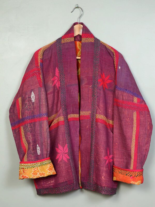 Vestes 78 La veste kantha Tara N°20 de Kahani Paris est une pièce kimono graphique en textile vintage, conçue à Paris.