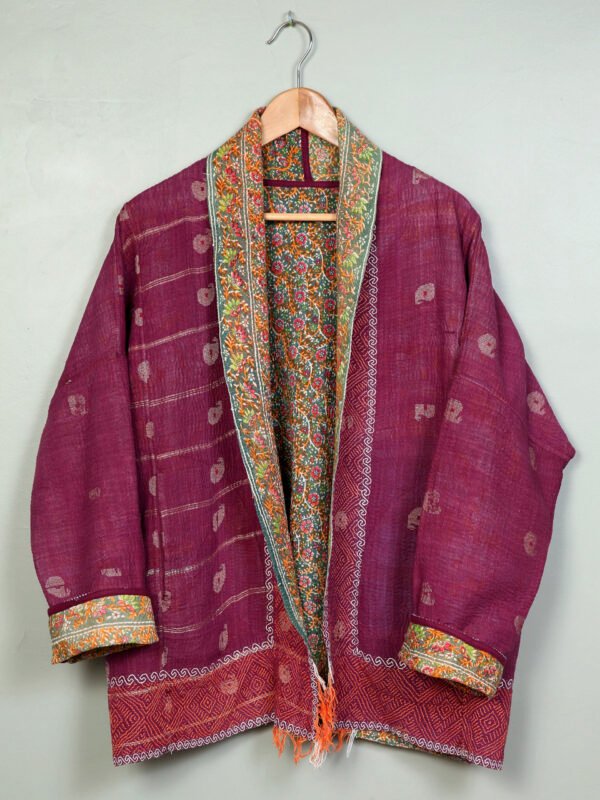 Vestes 32 La veste kantha Jaïa N°01 de Kahani Paris est une pièce artisanale fluide et réversible en textile vintage, conçue à Paris.