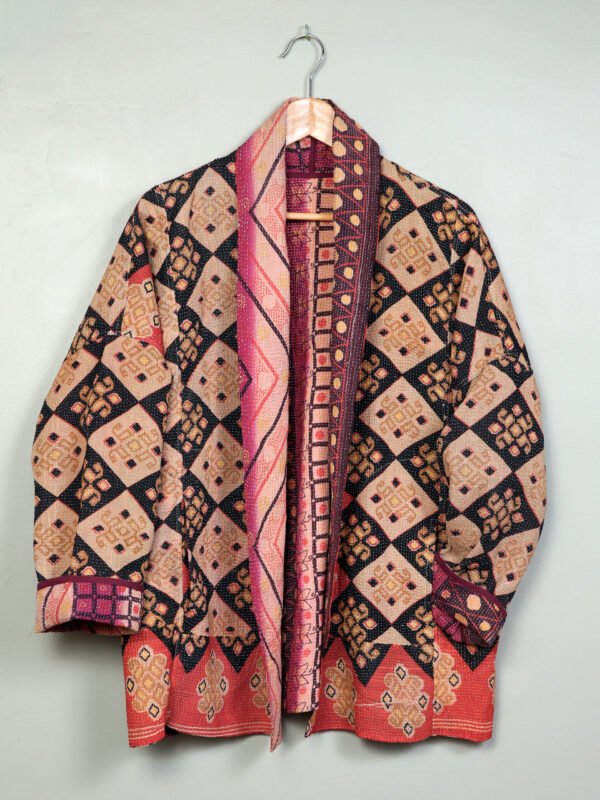 Vestes 35 La veste kantha Jaïa N°04 de Kahani Paris est une pièce fluide et réversible en textile vintage, conçue à Paris.