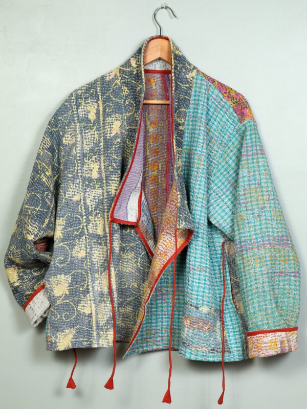 Vestes 11 La veste kantha Asha N°05 de Kahani Paris est une pièce artisanale unique en textile vintage, à la coupe ample et pensée à Paris.