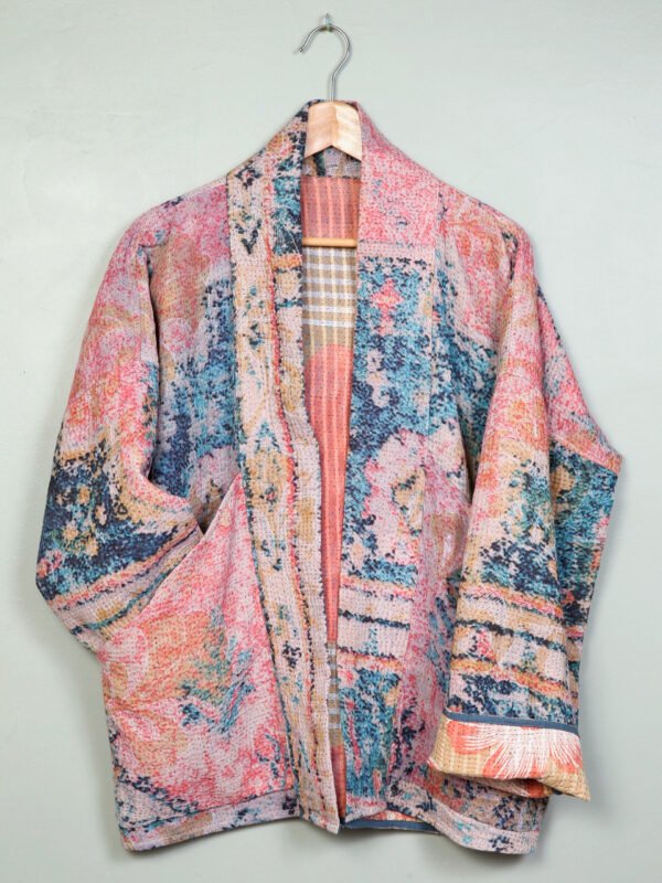 Vestes 74 La veste kantha Tara N°16 de Kahani Paris est une pièce kimono graphique en textile vintage, conçue à Paris.
