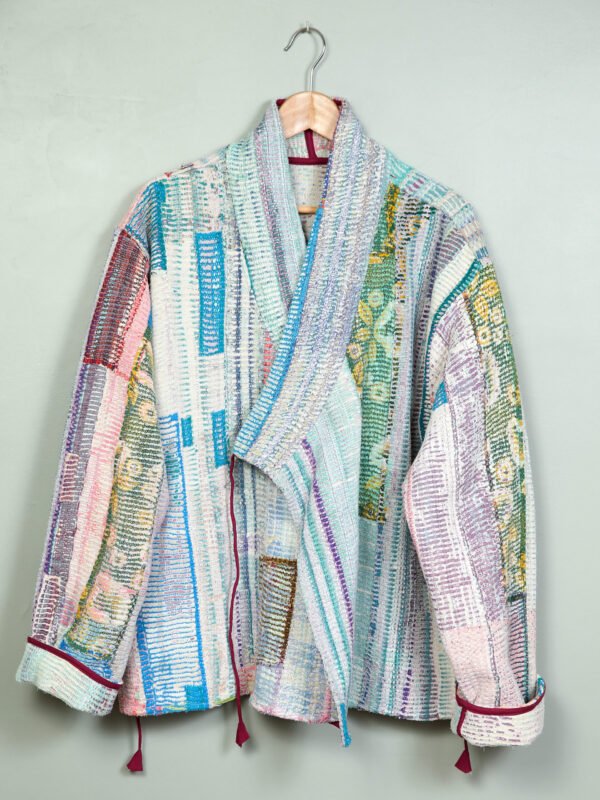 Vestes 12 La veste kantha Asha N°05 de Kahani Paris est une pièce artisanale unique en textile vintage, à la coupe ample et pensée à Paris.