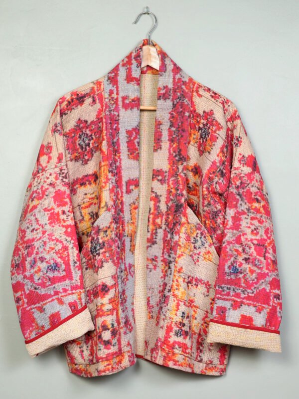 Vestes 70 La veste kantha Tara N°12 de Kahani Paris est une pièce kimono graphique en textile vintage, conçue à Paris.