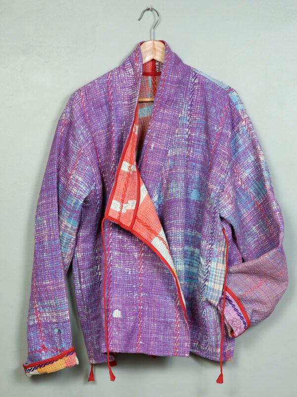 Vestes 13 La veste kantha Asha N°06 de Kahani Paris est une pièce artisanale unique en textile vintage, à la coupe ample et pensée à Paris.