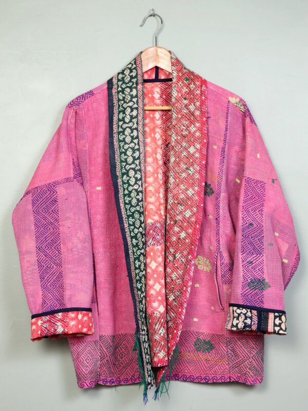 La veste kantha Jaïa N°03 de Kahani Paris est une pièce fluide et réversible en textile vintage, conçue à Paris.