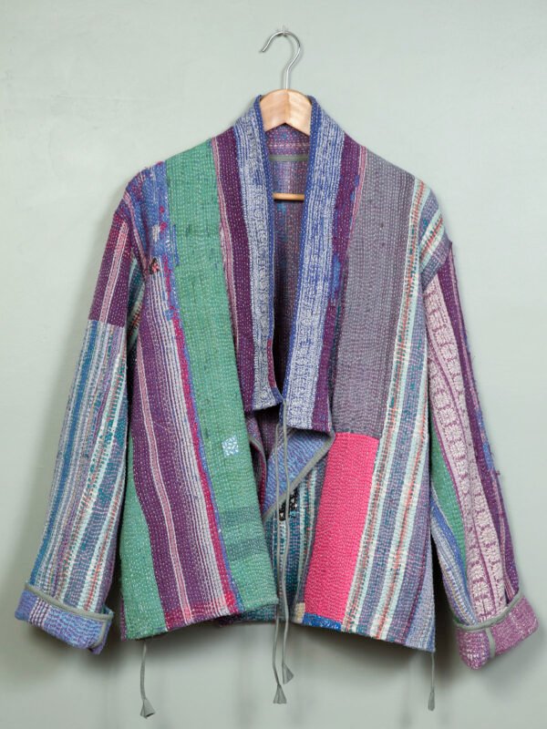 Vestes 14 La veste kantha Asha N°07 de Kahani Paris est une pièce artisanale unique en textile vintage, à la coupe ample et pensée à Paris.