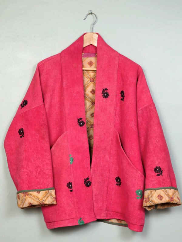 Vestes 69 La veste kantha Tara N°11 de Kahani Paris est une pièce kimono graphique en textile vintage, conçue à Paris.