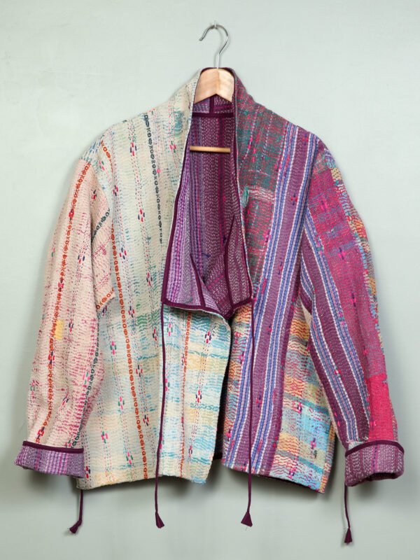 Vestes 15 La veste kantha Asha N°08 de Kahani Paris est une pièce artisanale unique en textile vintage, à la coupe ample et pensée à Paris.