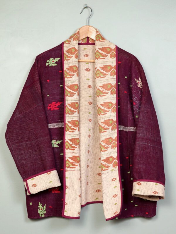 Vestes 36 La veste kantha Jaïa N°05 de Kahani Paris est une pièce fluide et réversible en textile vintage, conçue à Paris.