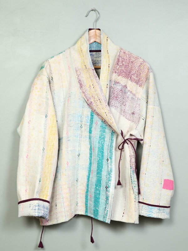 Vestes 16 La veste kantha Asha N°09 de Kahani Paris est une pièce artisanale unique en textile vintage, à la coupe ample et pensée à Paris.