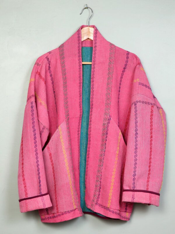 Vestes 71 La veste kantha Tara N°13 de Kahani Paris est une pièce kimono graphique en textile vintage, conçue à Paris.