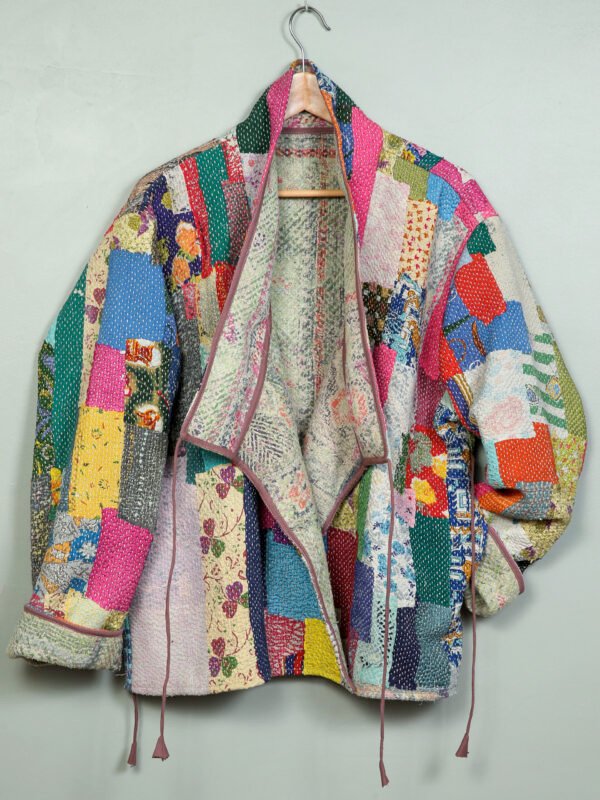 Vestes 17 La veste kantha Asha N°10 de Kahani Paris est une pièce artisanale unique en textile vintage, à la coupe ample et pensée à Paris.