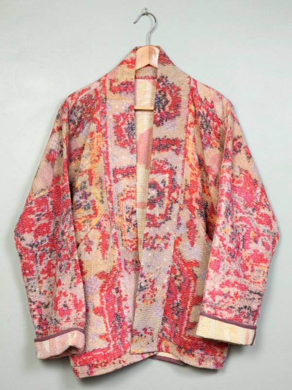 Vestes 72 La veste kantha Tara N°14 de Kahani Paris est une pièce kimono graphique en textile vintage, conçue à Paris.