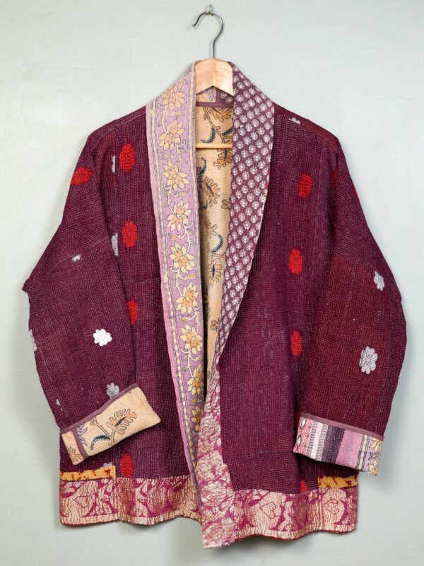 Vestes 38 La veste kantha Jaïa N°07 de Kahani Paris est une pièce fluide et réversible en textile vintage, conçue à Paris.