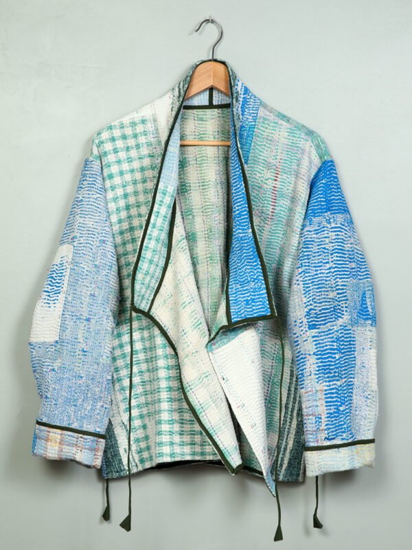 La veste kantha Asha N°12 de Kahani Paris est une pièce artisanale unique en textile vintage, à la coupe ample et pensée à Paris.