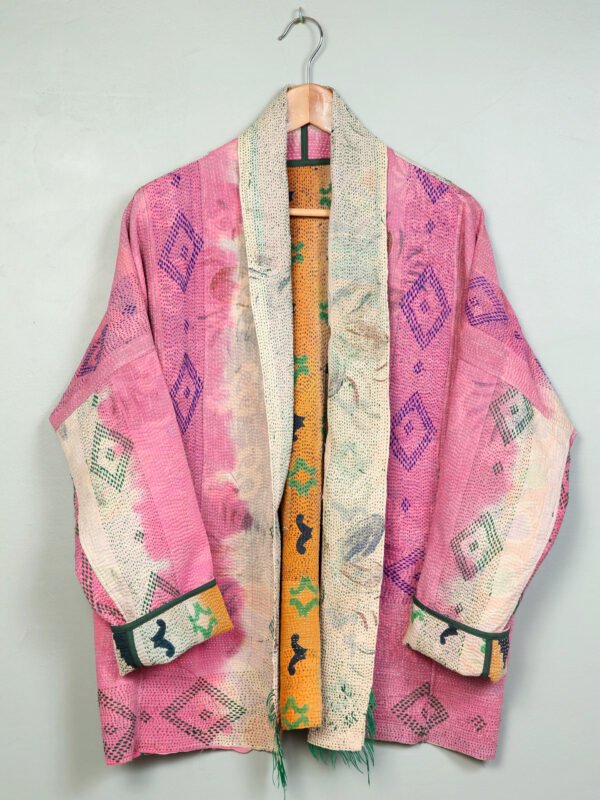 Vestes 37 La veste kantha Jaïa N°06 de Kahani Paris est une pièce fluide et réversible en textile vintage, conçue à Paris.