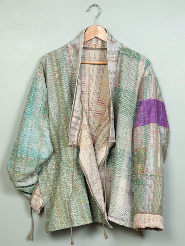 Vestes 18 La veste kantha Asha N°11 de Kahani Paris est une pièce artisanale unique en textile vintage, à la coupe ample et pensée à Paris.