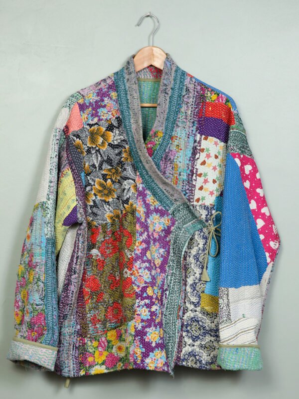 Vestes 28 La veste kantha Asha N°21 de Kahani Paris est une pièce artisanale unique en textile vintage, à la coupe ample et conçue à Paris.