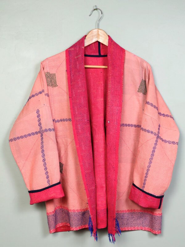 Vestes 40 La veste kantha Jaïa N°09 de Kahani Paris est une pièce fluide et réversible en textile vintage, conçue à Paris.