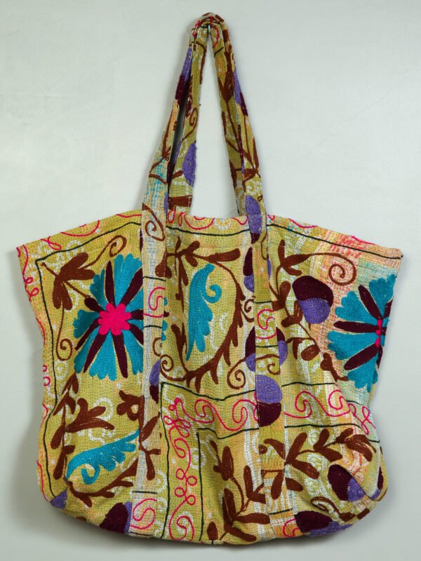 Accessoires 1 Le cabas kantha Noor N°01 de Kahani Paris est un sac textile vintage pratique et élégant, conçu à Paris.