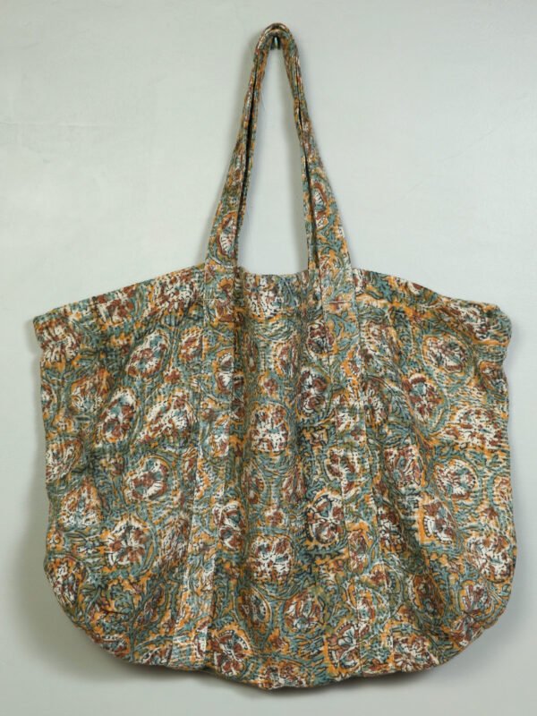 Accessoires 5 Le cabas kantha Noor N°05 de Kahani Paris est un sac en textile vintage pratique et élégant, conçu à Paris.