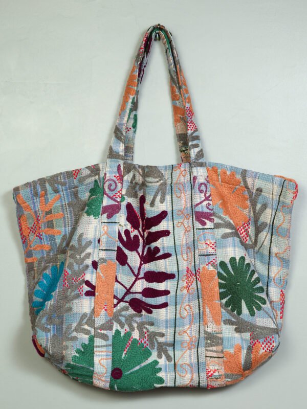 Accessoires 2 Le cabas kantha Noor N°02 de Kahani Paris est un sac textile vintage pratique et élégant, conçu à Paris.