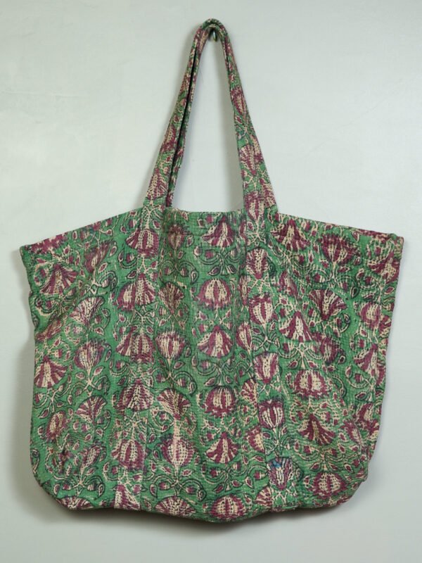 Accessoires 3 Le cabas kantha Noor N°03 de Kahani Paris est un sac textile vintage pratique et élégant, conçu à Paris.